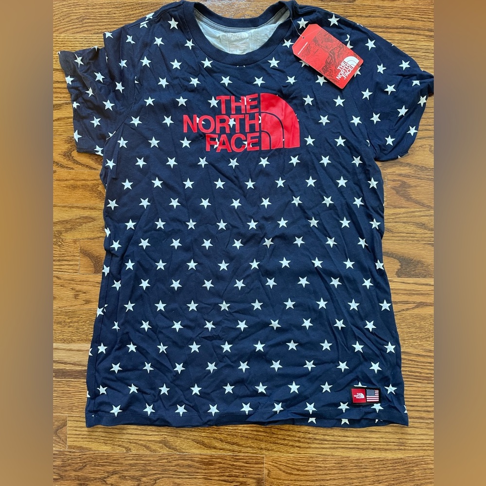 🆕⭐️The North Face Large Women’s t-shirt with stars🆕⭐️